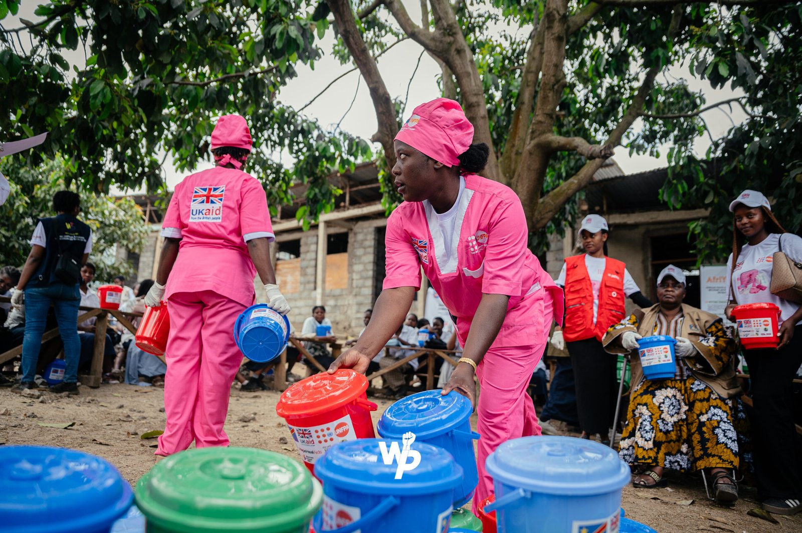 Nyiragongo : Woman Power DRC sensibilise et distribue des kits d’hygiène menstruelle aux jeunes filles du Complexe Scolaire Laetitia.